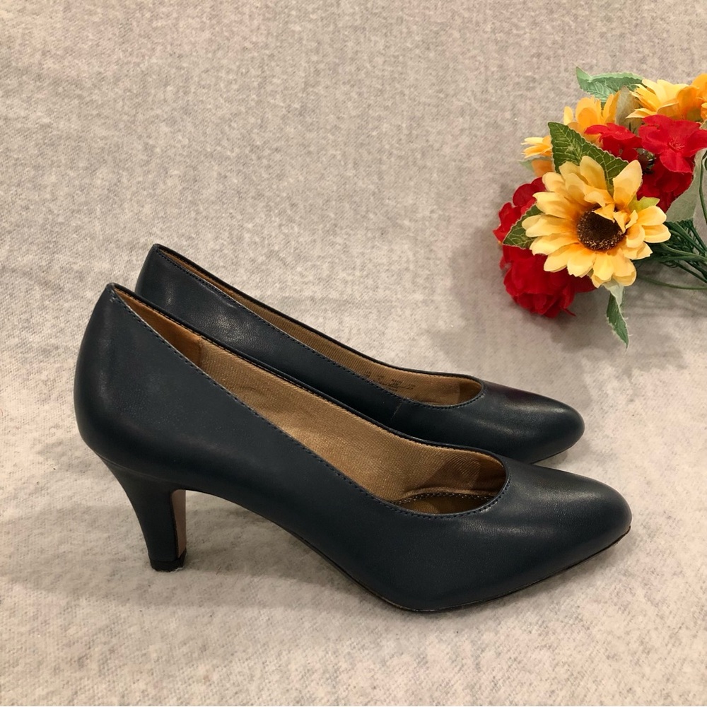 NWT - Life Stride Classic Navy Blue Heeled Pumps